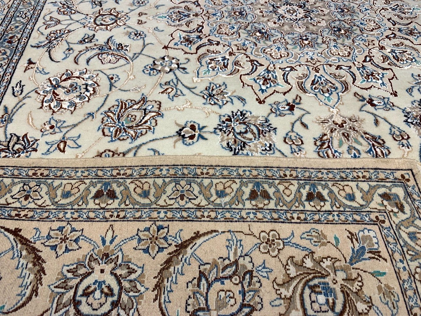 4'11"x7'2" Very Fine Hand-Knotted Wool & Silk Blend Naine Carpet - Area Rug