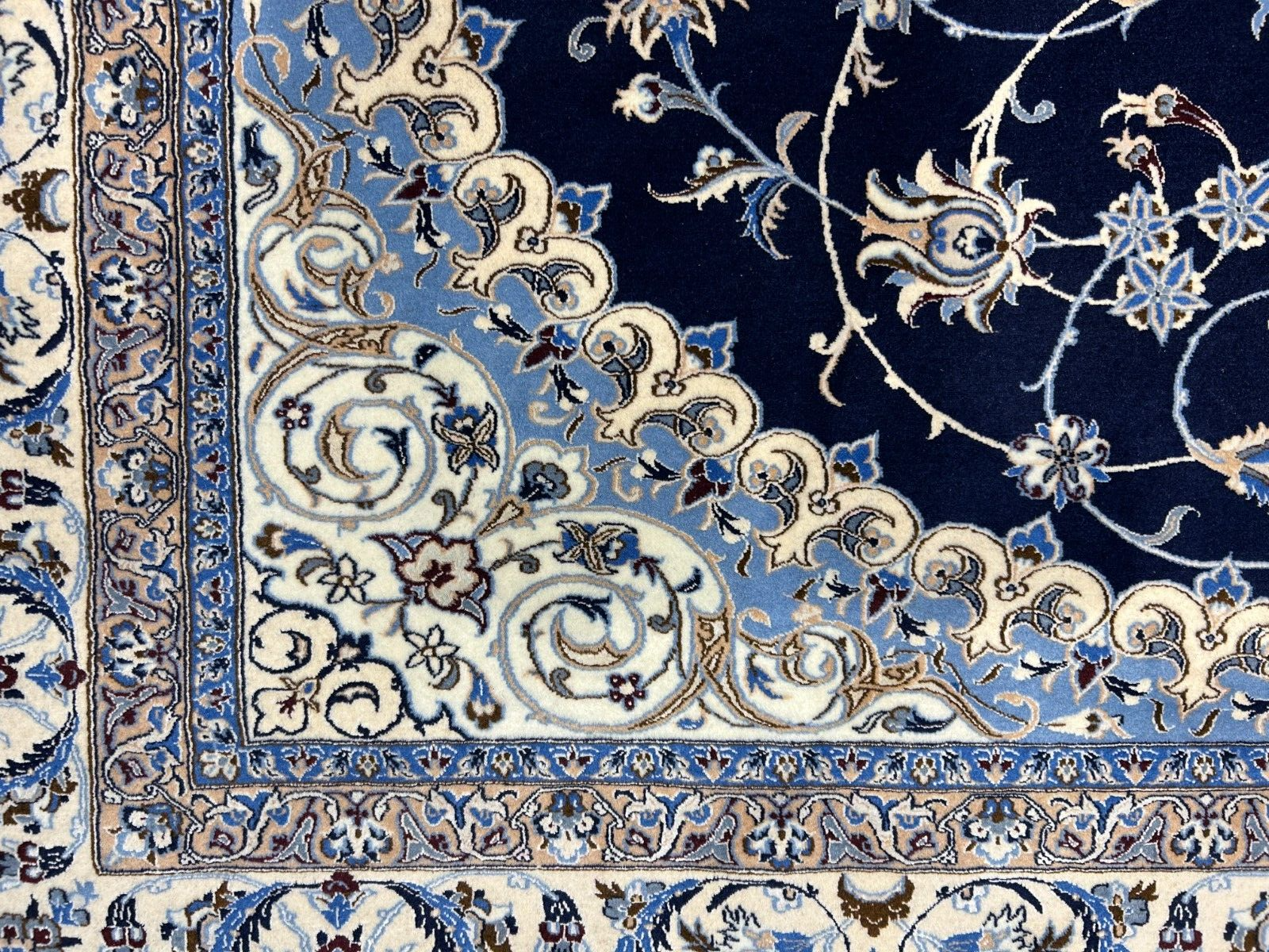 6'9"x9'10" Very Fine Hand-Knotted Wool & Silk Blend Naine Carpet - Area Rug