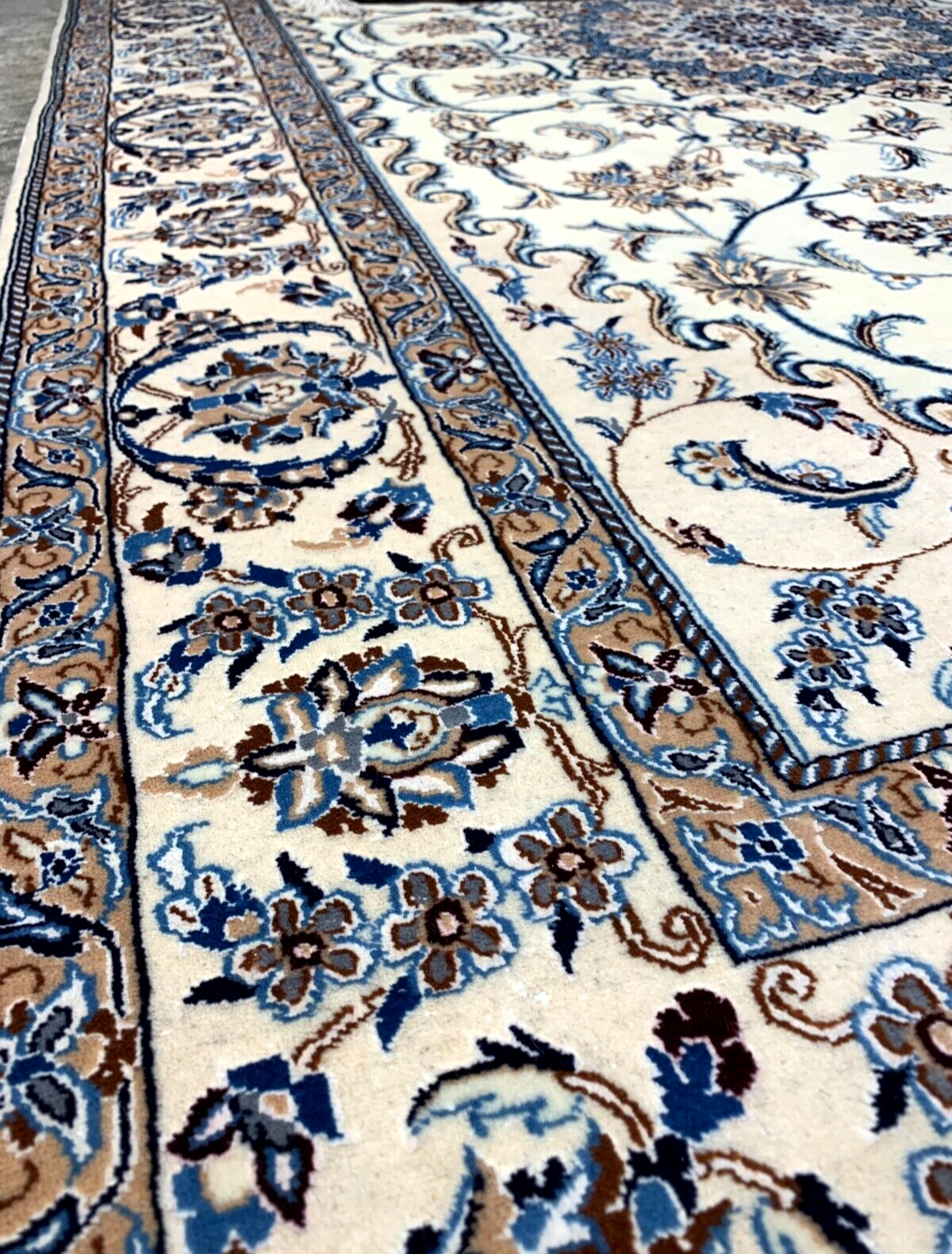 4'4"x6'11" Very Fine Hand-Knotted Wool & Silk Blend Naine Carpet - Area Rug