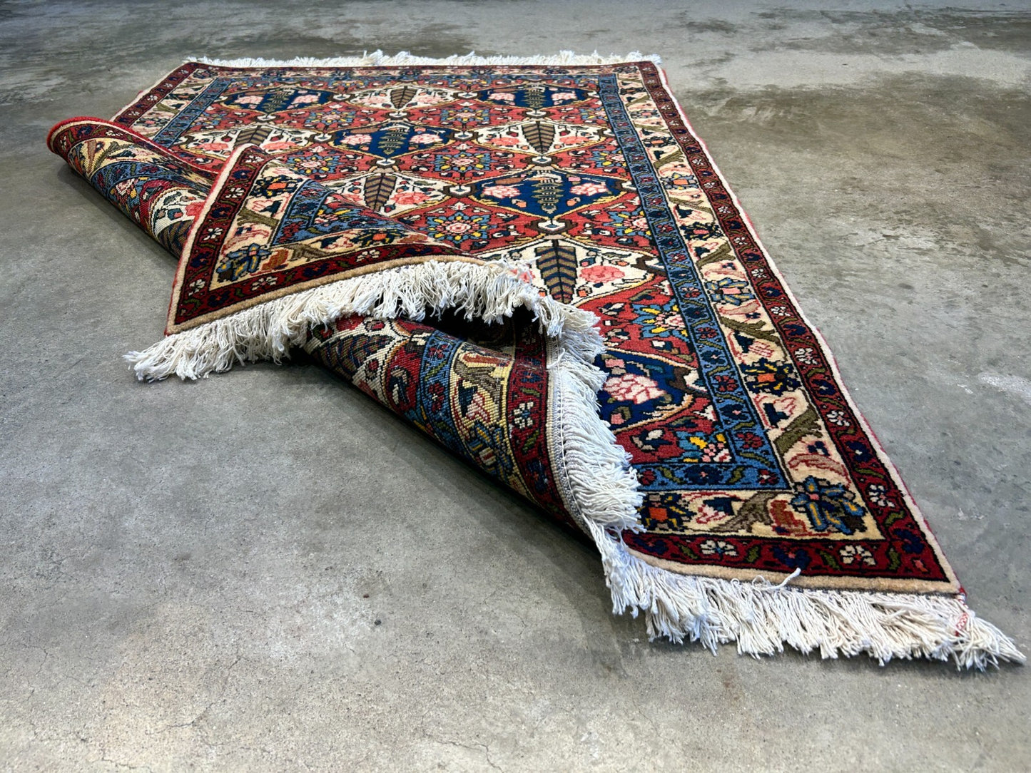 3'3"x4'9" Hand-Knotted 100% Lamb Wool Bakhtiarie Area Rug