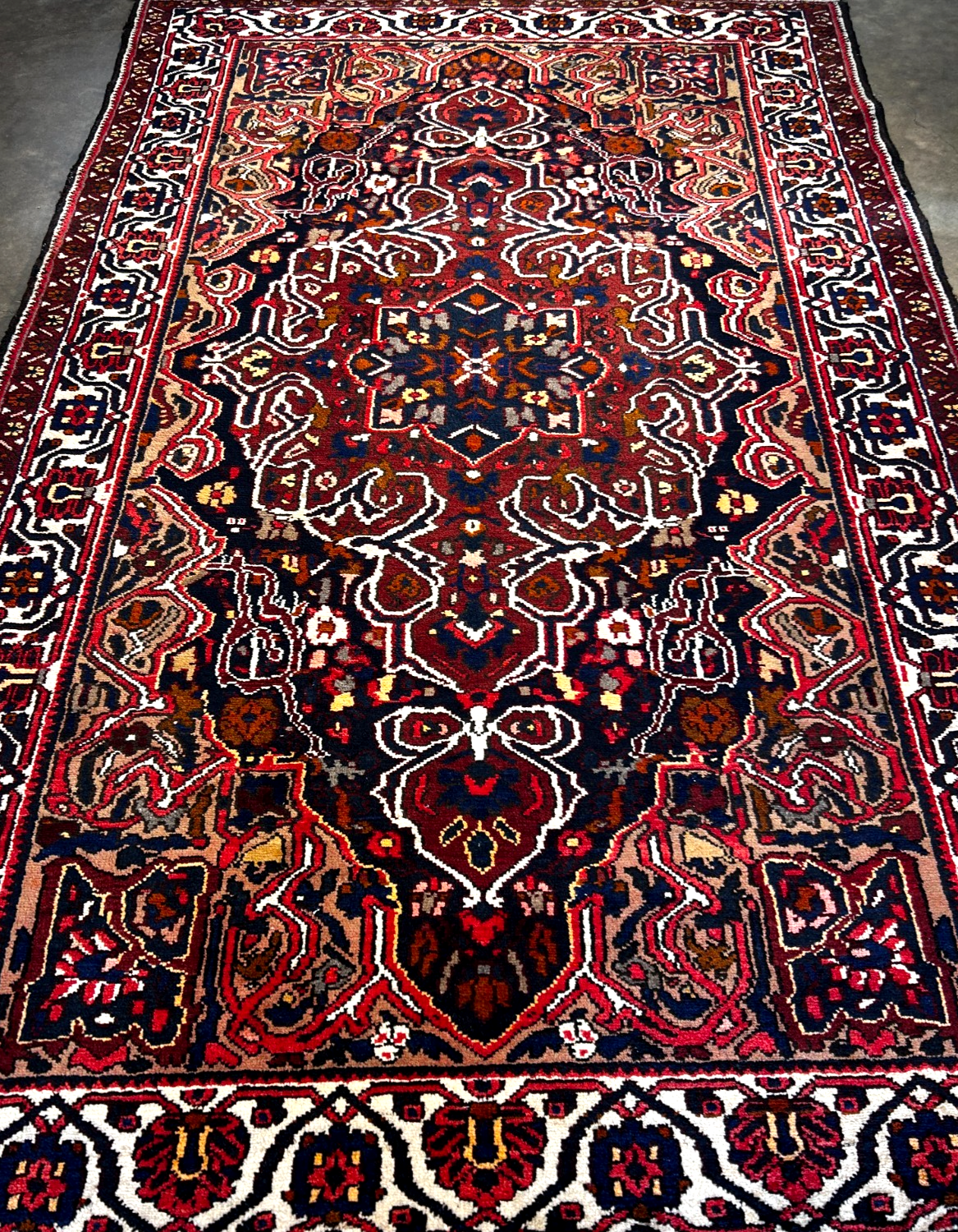 5'5" x 8'10" Hand-Knotted 100% Wool Pile Bakhtiarie Area Rug - Carpet