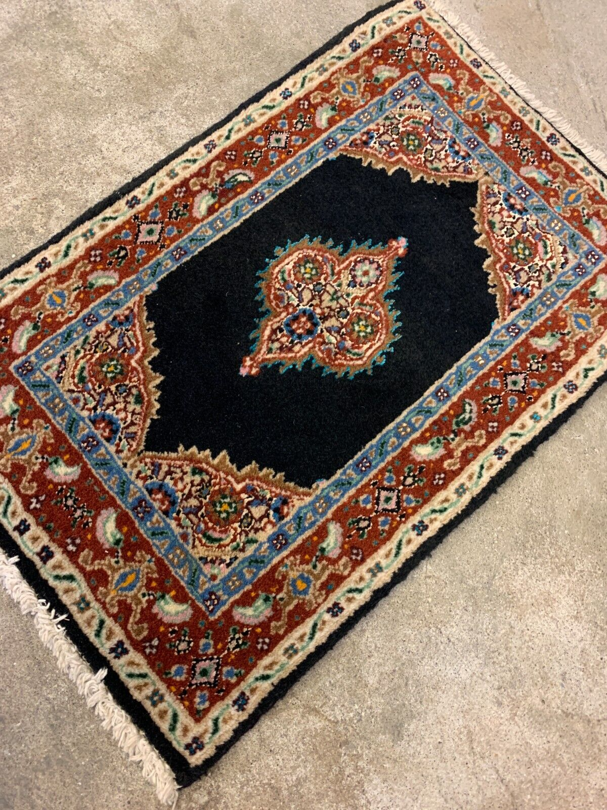 1'x1'11" Hand-Knotted Wool/Silk Blend Moode Carpet - Area Rug