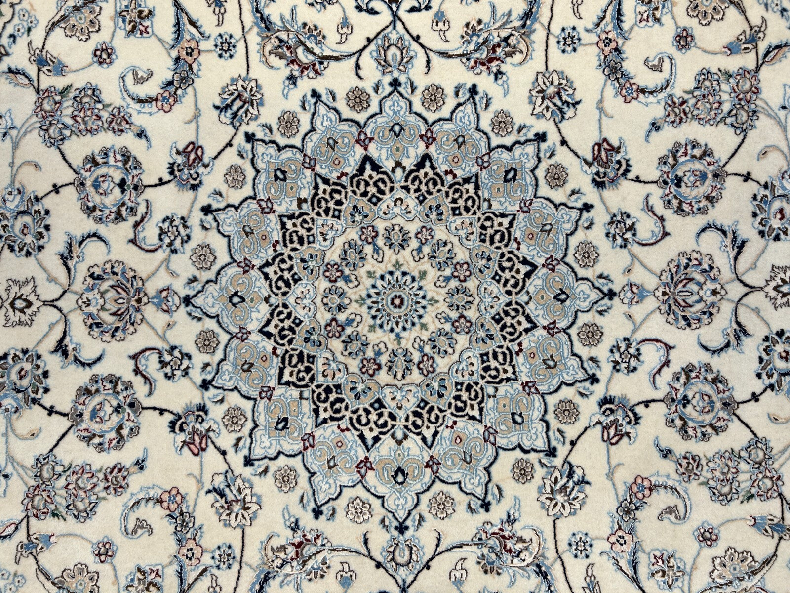 5'7"x9' Extra Fine Hand-Knotted Wool & Silk Naine Rug