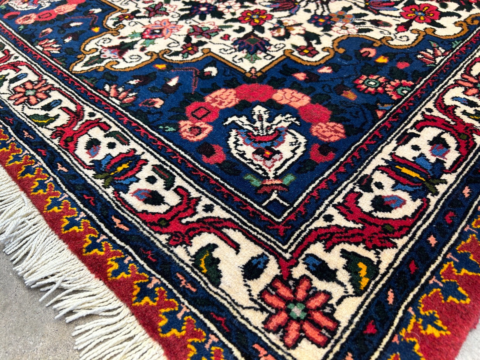 3'5"x5'2'' Hand-Knotted 100% Wool Persiane Bakhtiarie Area Rug