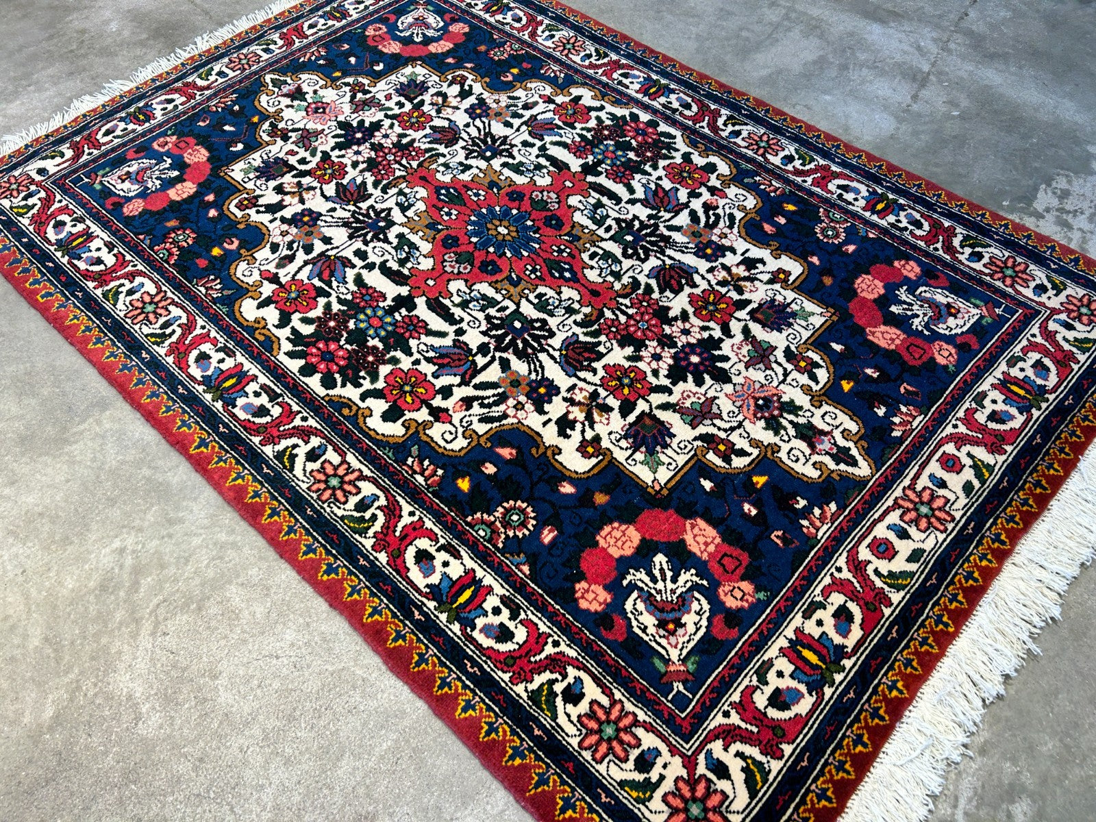 3'5"x5'2'' Hand-Knotted 100% Wool Persiane Bakhtiarie Area Rug