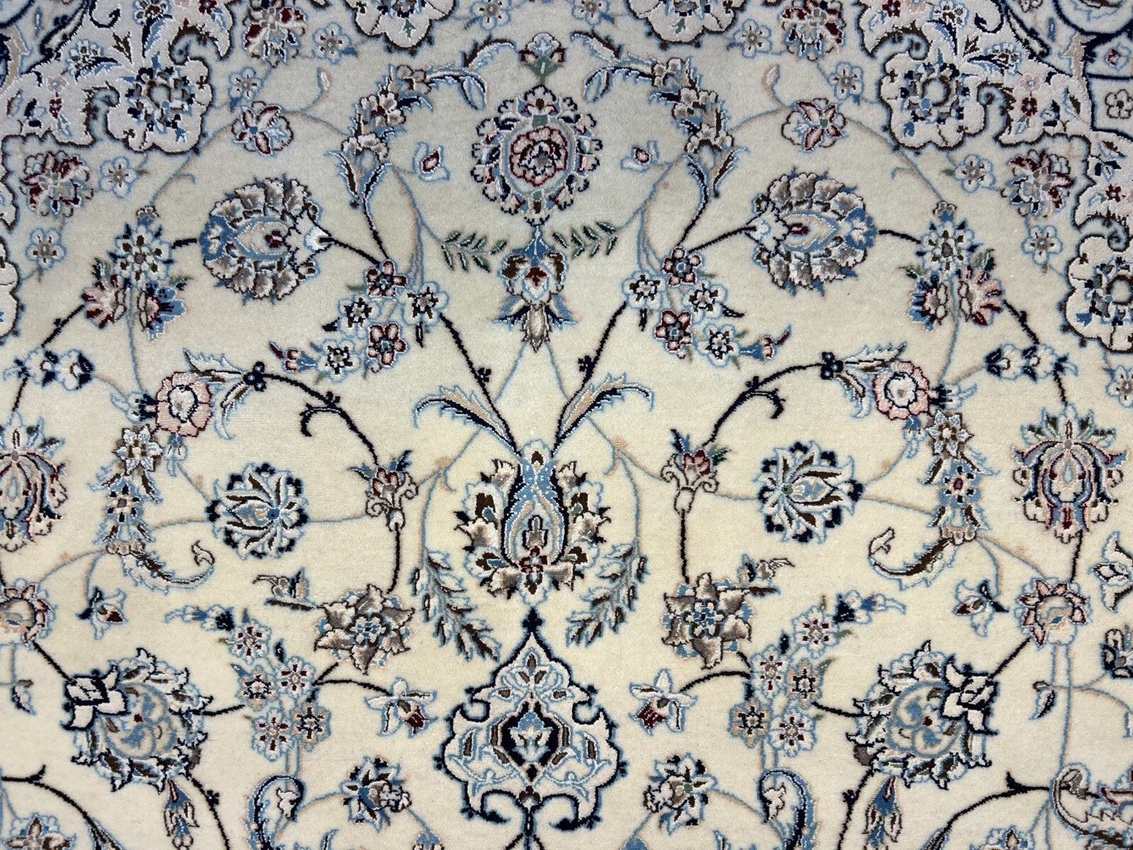 5'7"x9' Extra Fine Hand-Knotted Wool & Silk Naine Rug