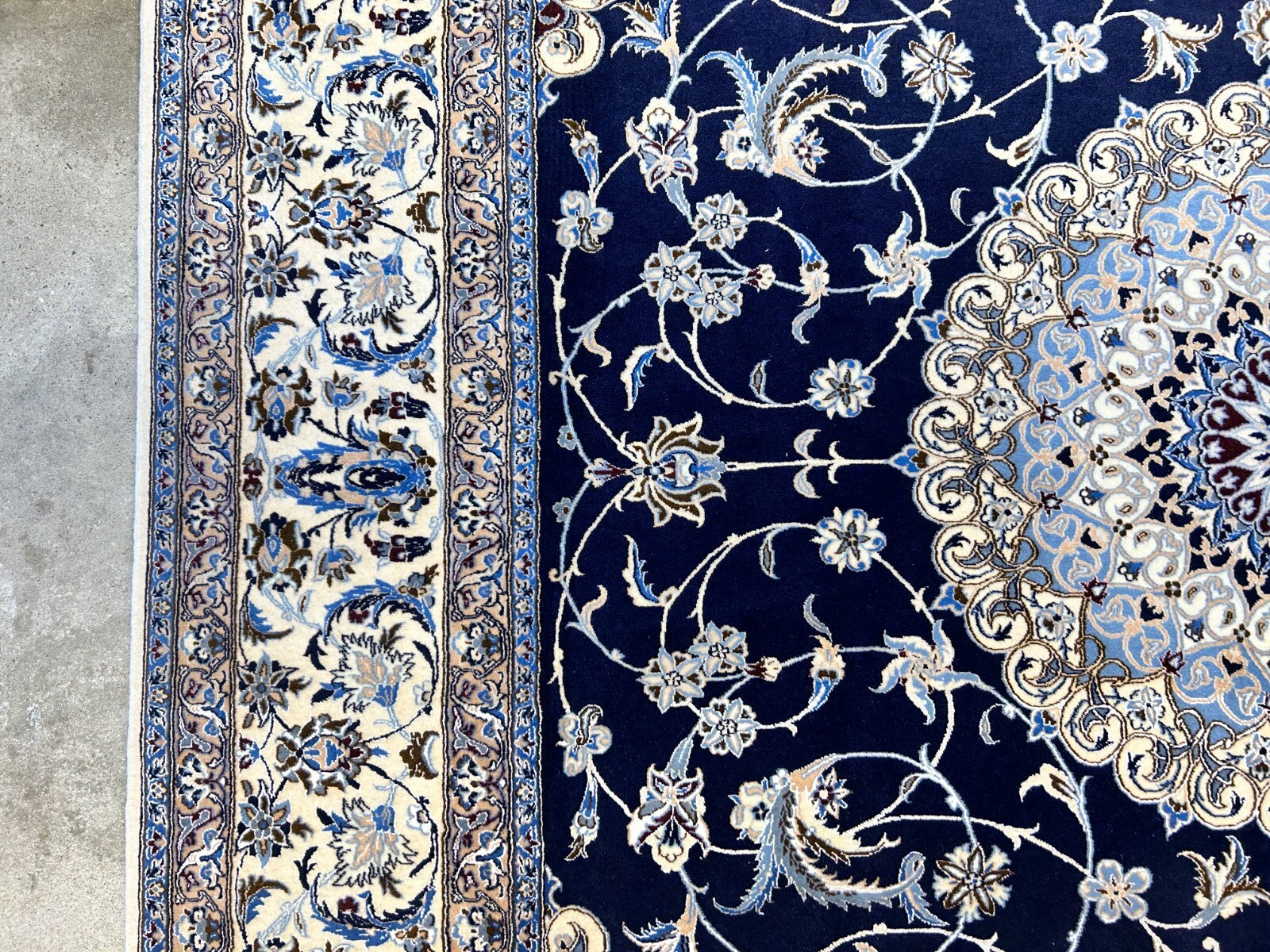 6'9"x9'10" Very Fine Hand-Knotted Wool & Silk Blend Naine Carpet - Area Rug