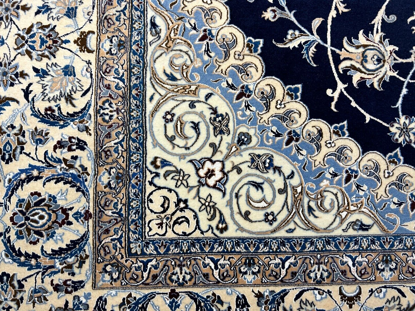 6'9"x9'10" Very Fine Hand-Knotted Wool & Silk Blend Naine Carpet - Area Rug