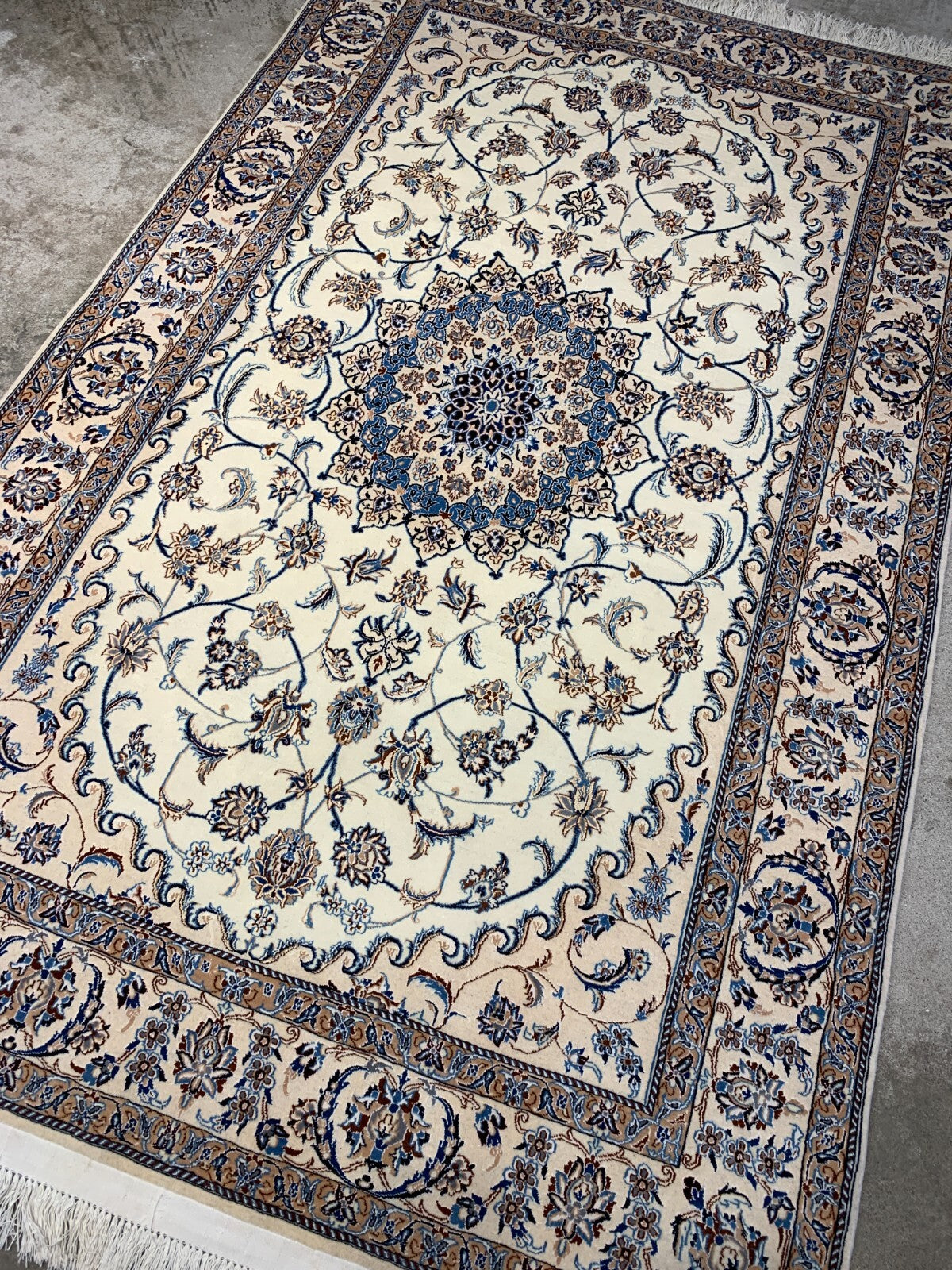4'4"x6'11" Very Fine Hand-Knotted Wool & Silk Blend Naine Carpet - Area Rug