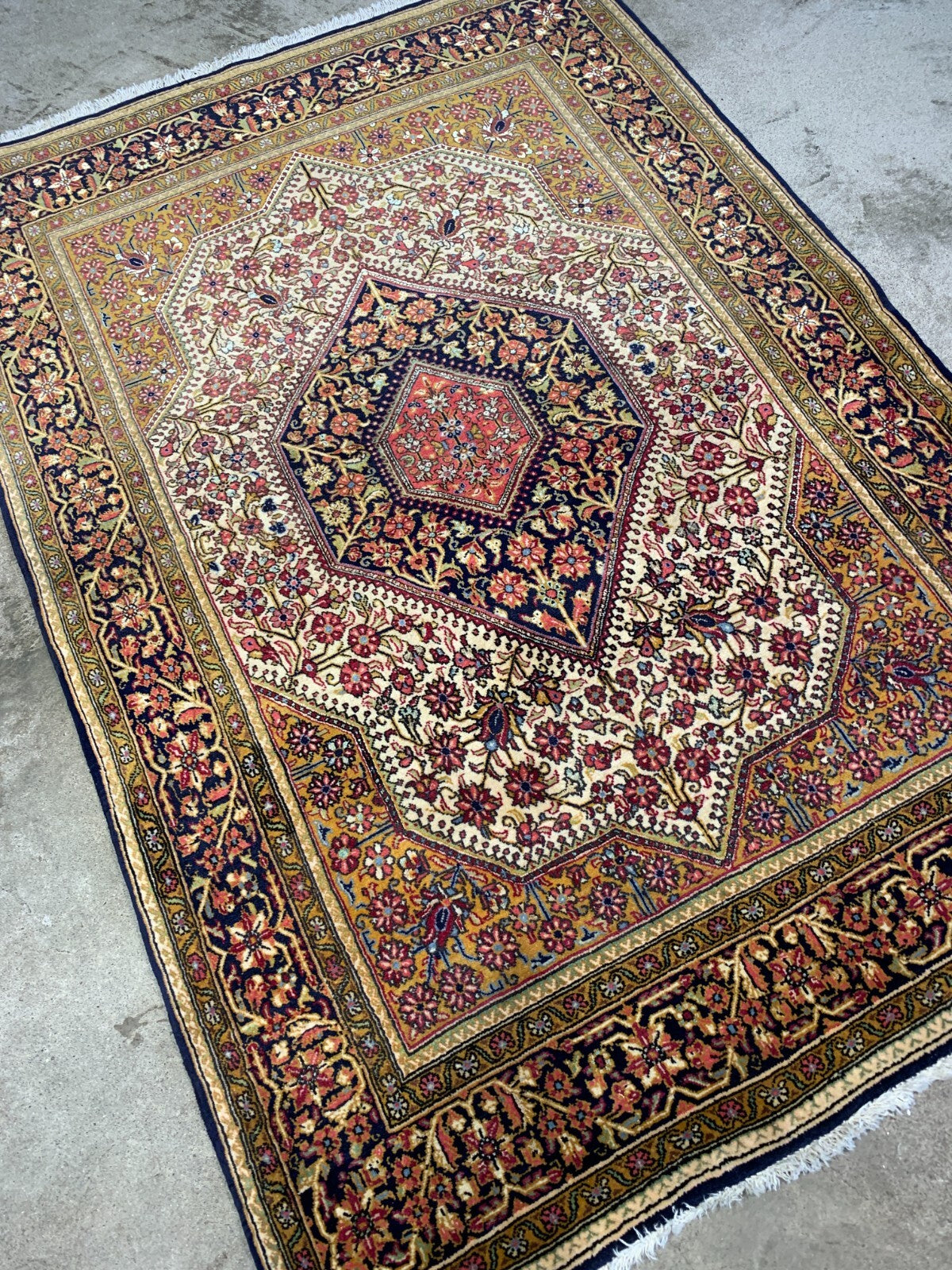 3'6"x5'0'' Fine Hand-Knotted Silk & Wool Qume Area Rug - Area Carpet