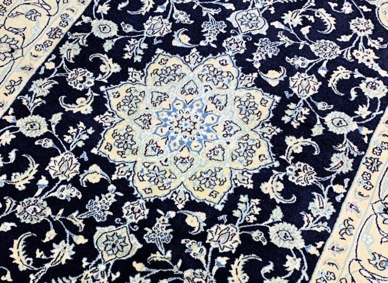 4'2" x 6'8'' Very-Fine Naine Hand-Knotted Wool / Silk Naine Area Rug