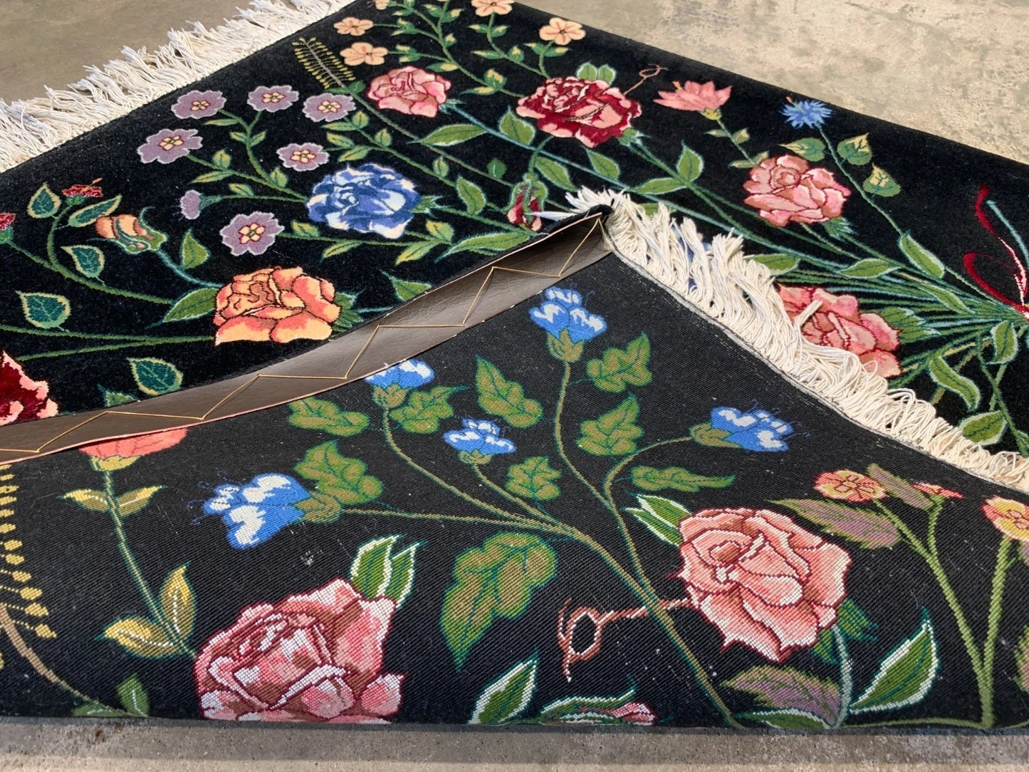 3'3"x3'4" Fine Hand-Knotted 100% Wool Pile Pictorial Tabrize Rug