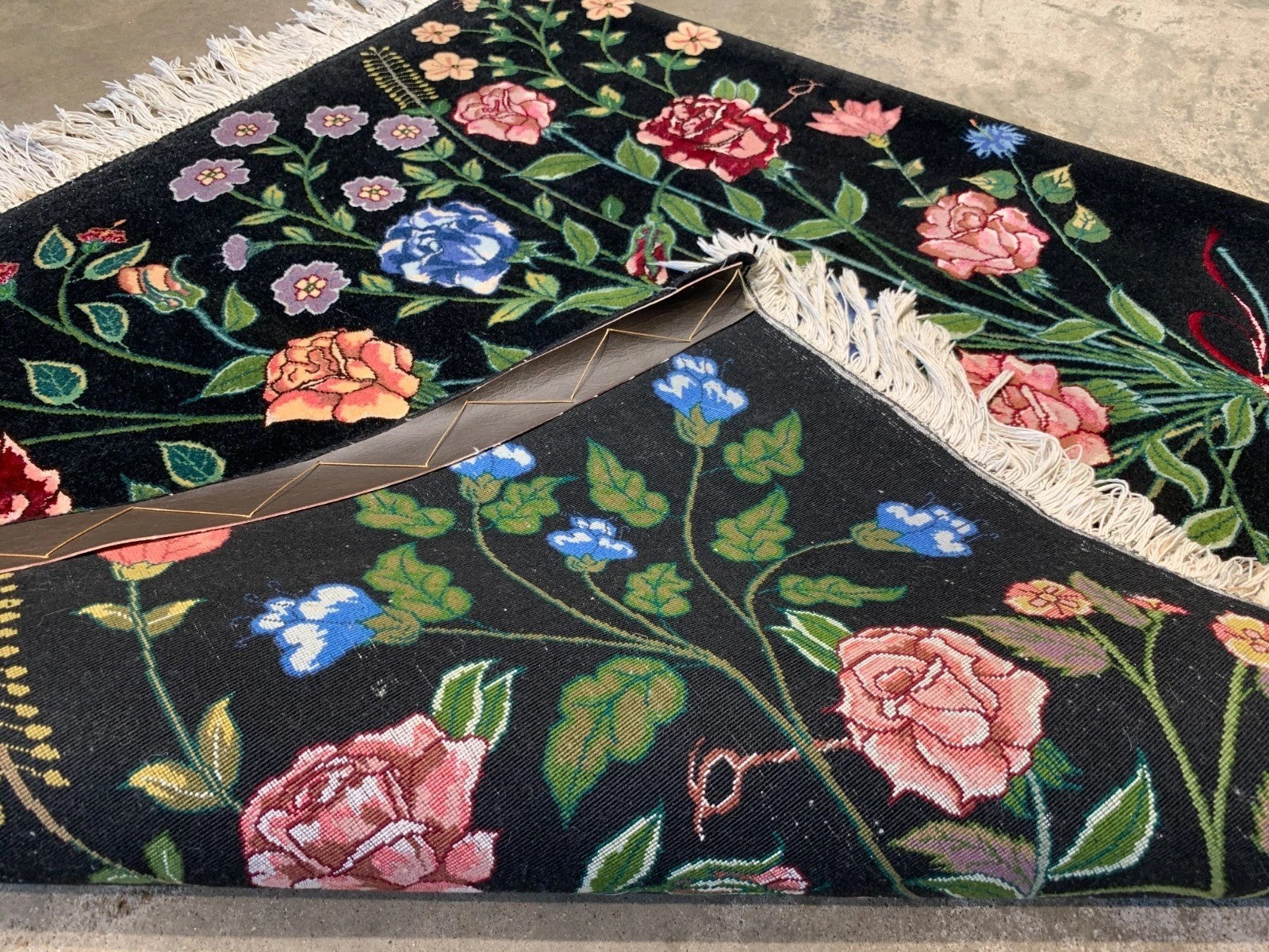 3'3"x3'4" Fine Hand-Knotted 100% Wool Pile Pictorial Tabrize Rug