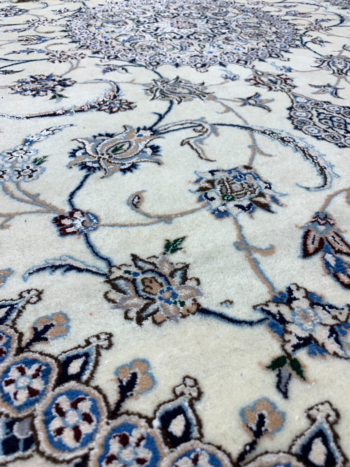 4'4"x6'4" Fine Hand-Knotted Wool & Silk Blend Naine Carpet - Area Rug