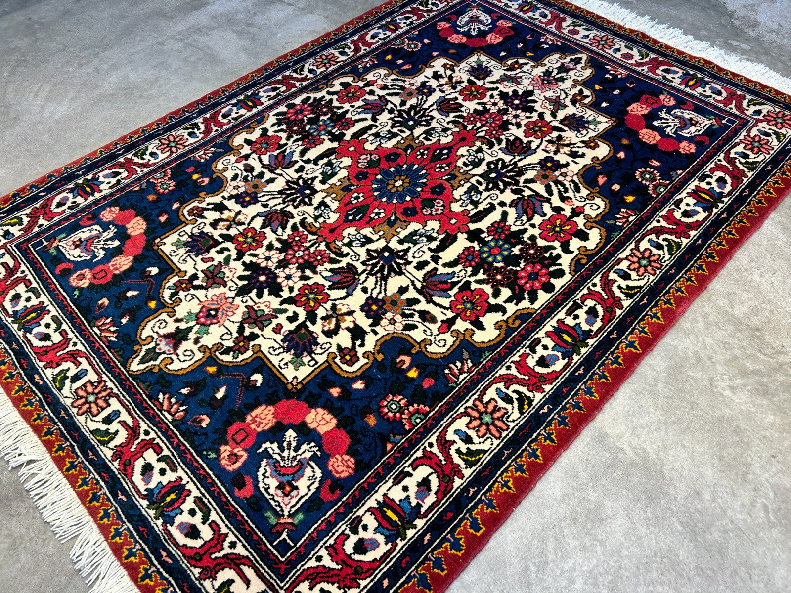 3'5"x5'2'' Hand-Knotted 100% Wool Persiane Bakhtiarie Area Rug