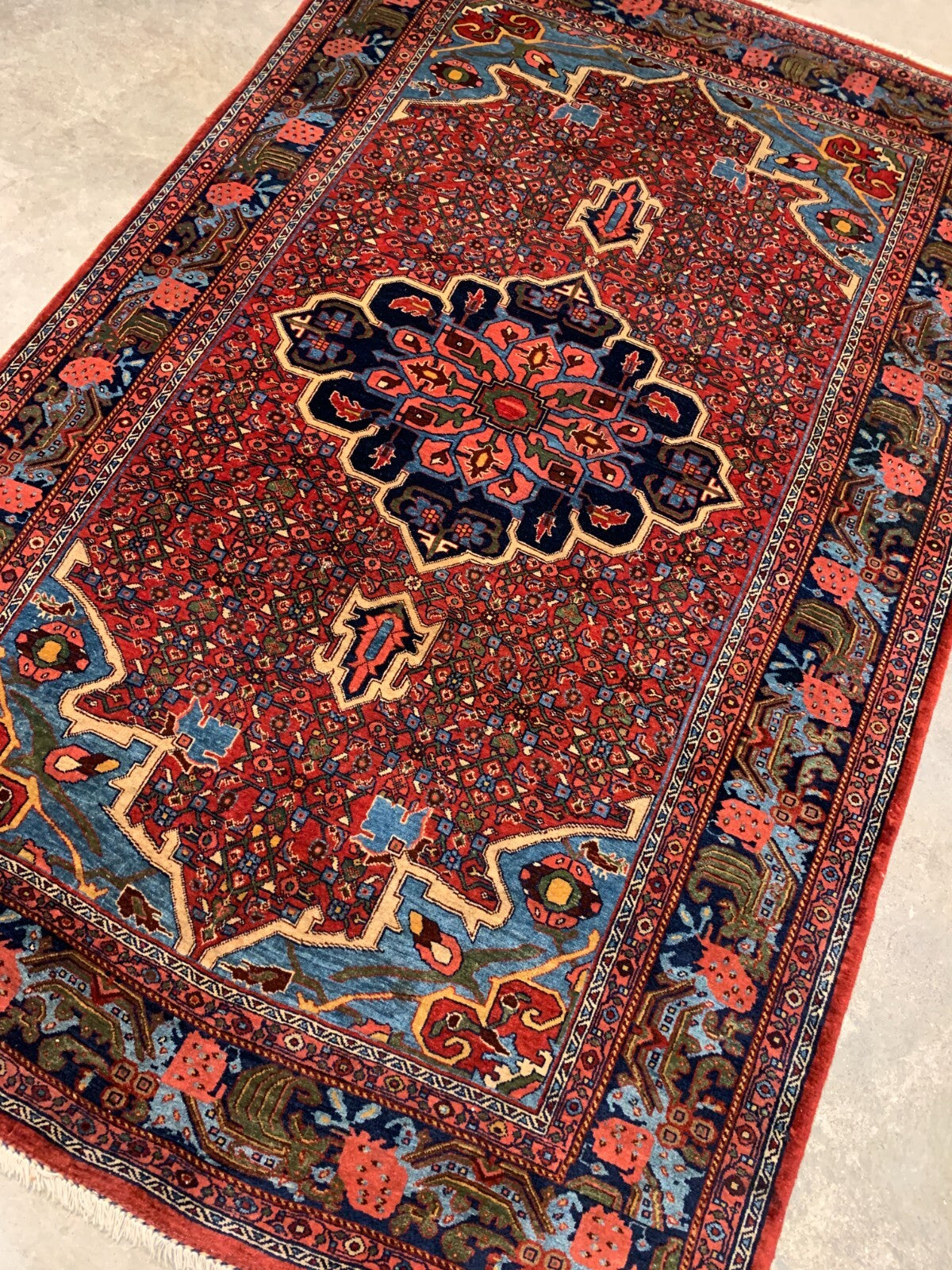 4'3"x6'7" Antique Hand-knotted Fine Wool Pile Bidjare Rug - Carpet