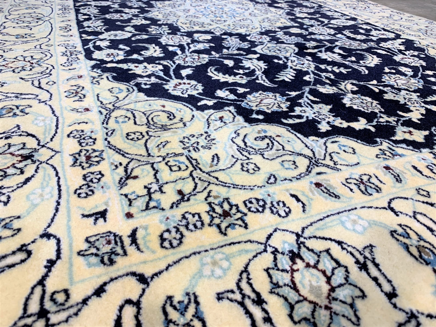 4'2" x 6'8'' Very-Fine Naine Hand-Knotted Wool / Silk Naine Area Rug