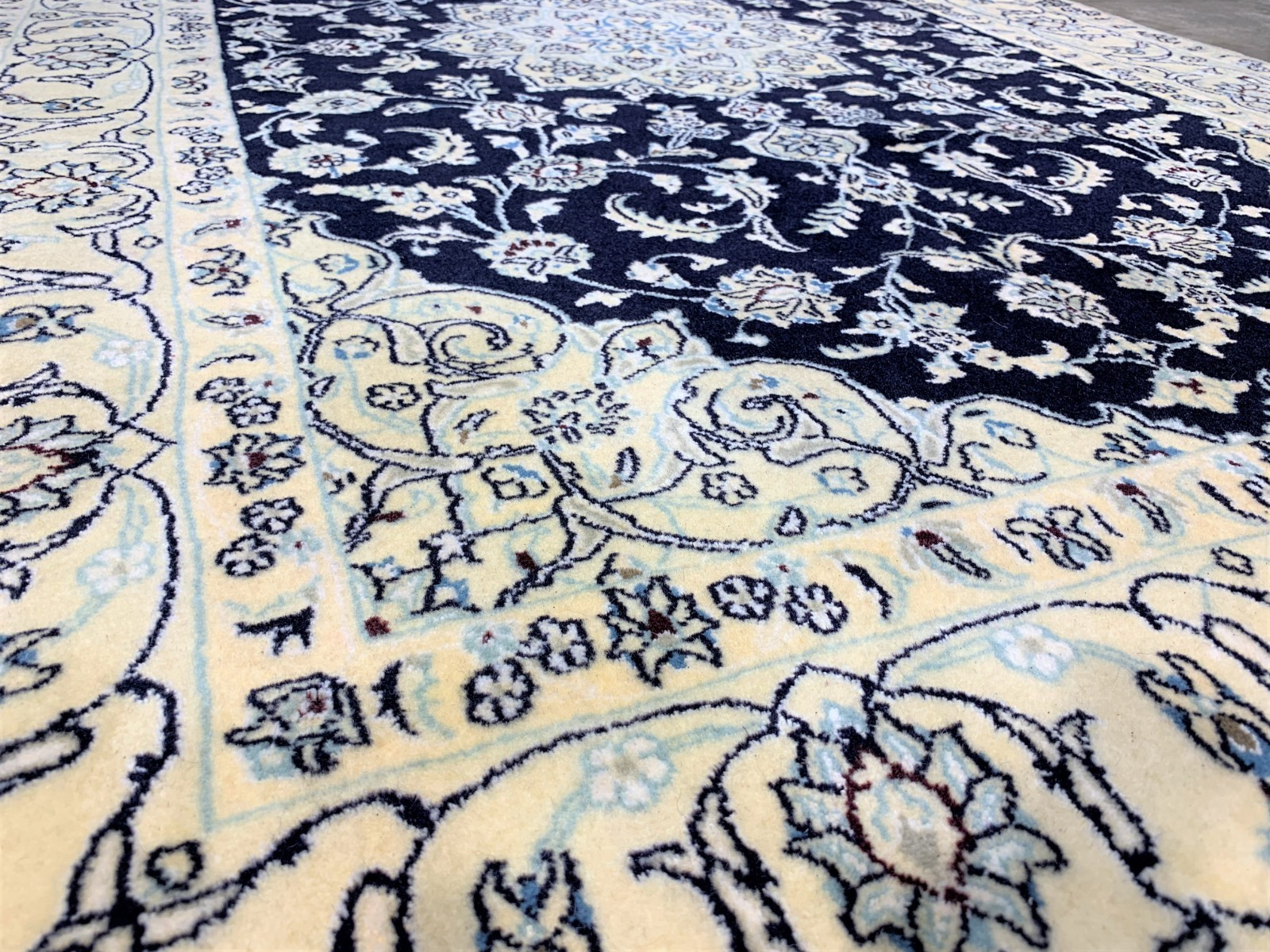 4'2" x 6'8'' Very-Fine Naine Hand-Knotted Wool / Silk Naine Area Rug