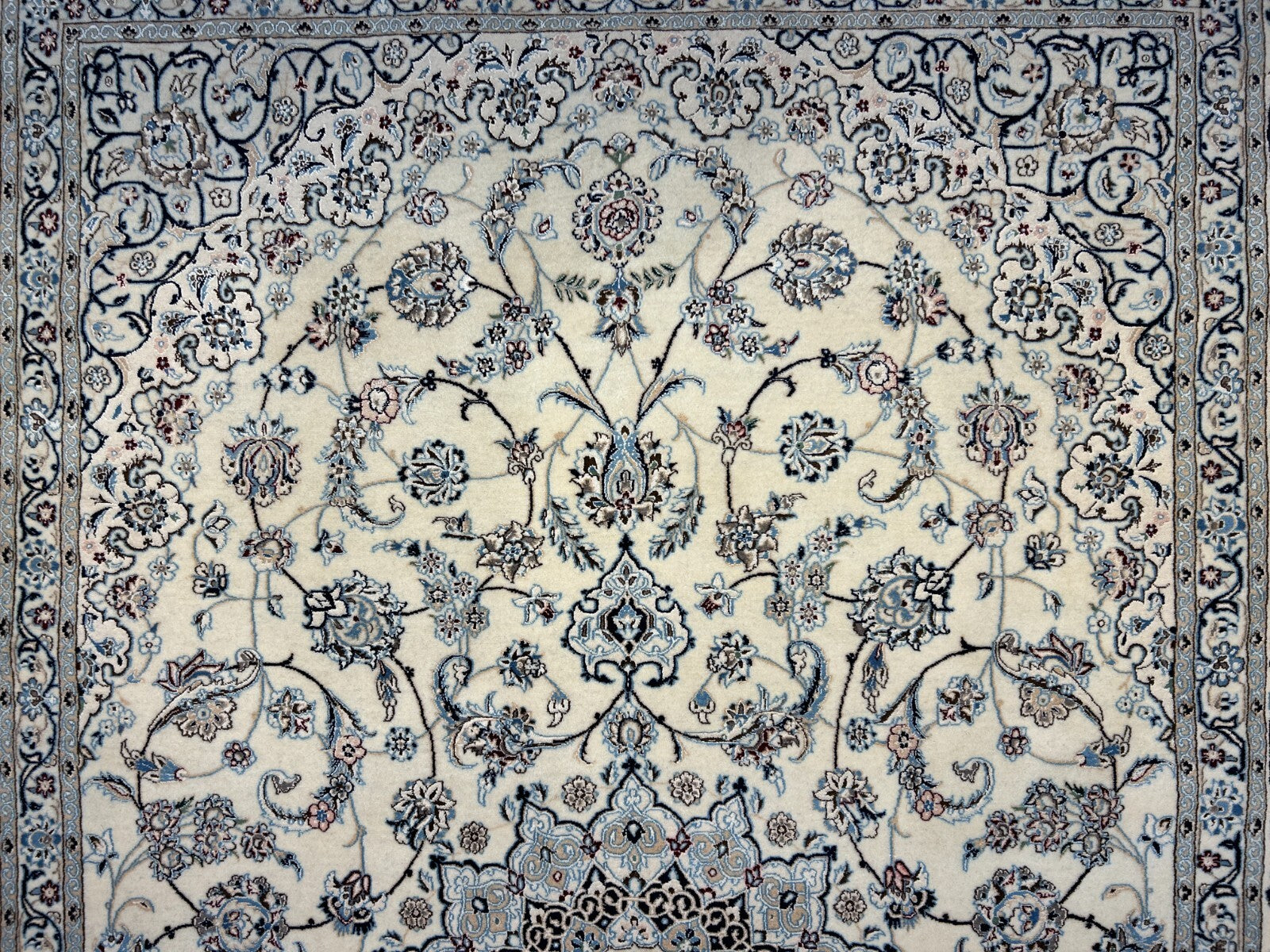 5'7"x9' Extra Fine Hand-Knotted Wool & Silk Naine Rug