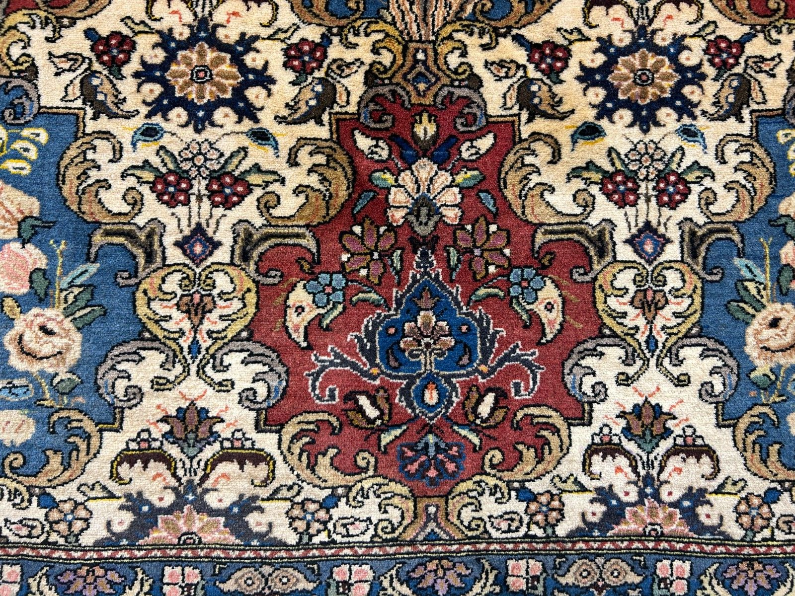 6'10"x10'2" Hand-Knotted 100% Lamb Wool Bakhtiarie Carpet - Area Rug