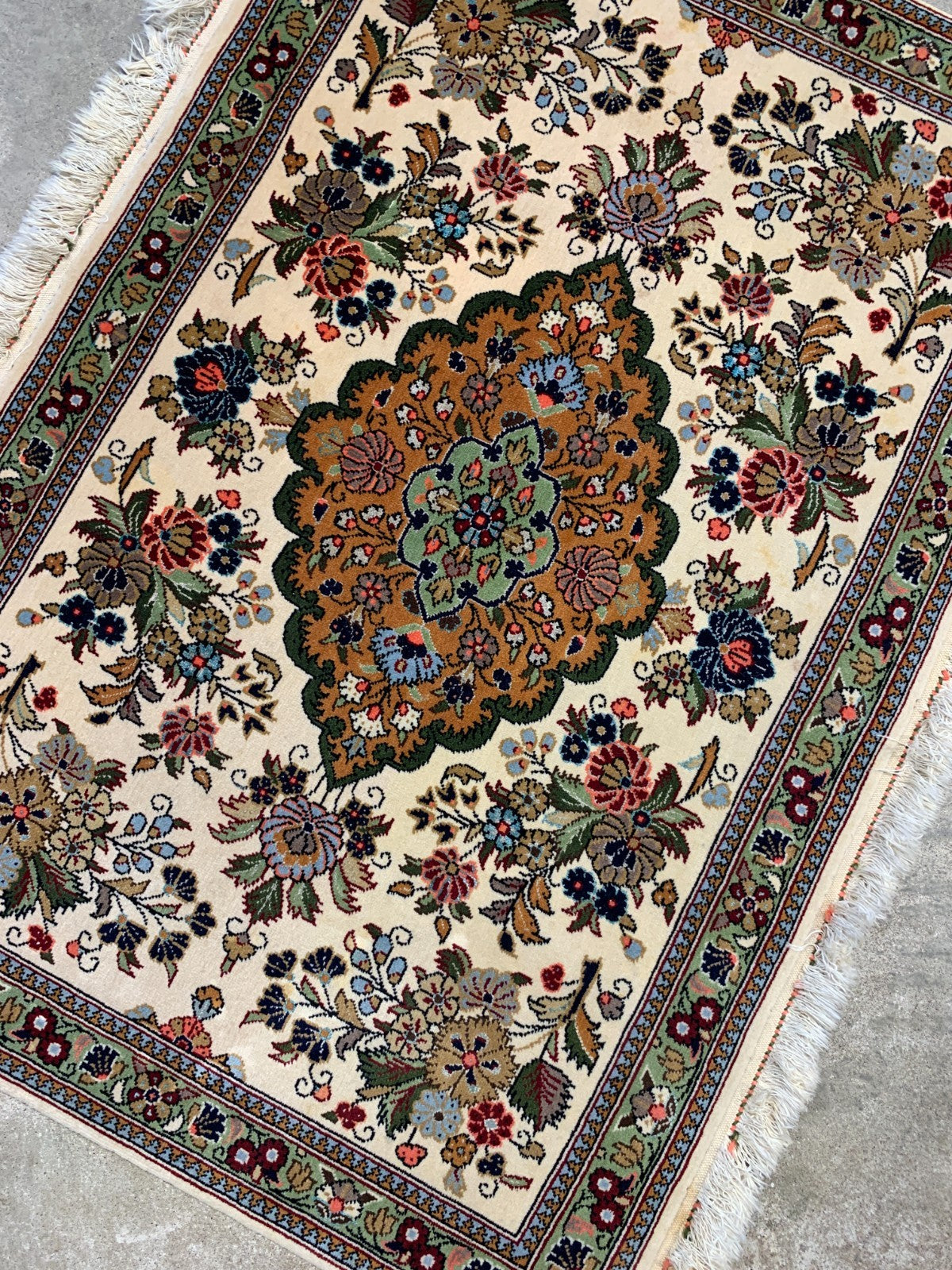 2'2"x3' Very Fine Hand-Knotted 100% Wool Qume Rug