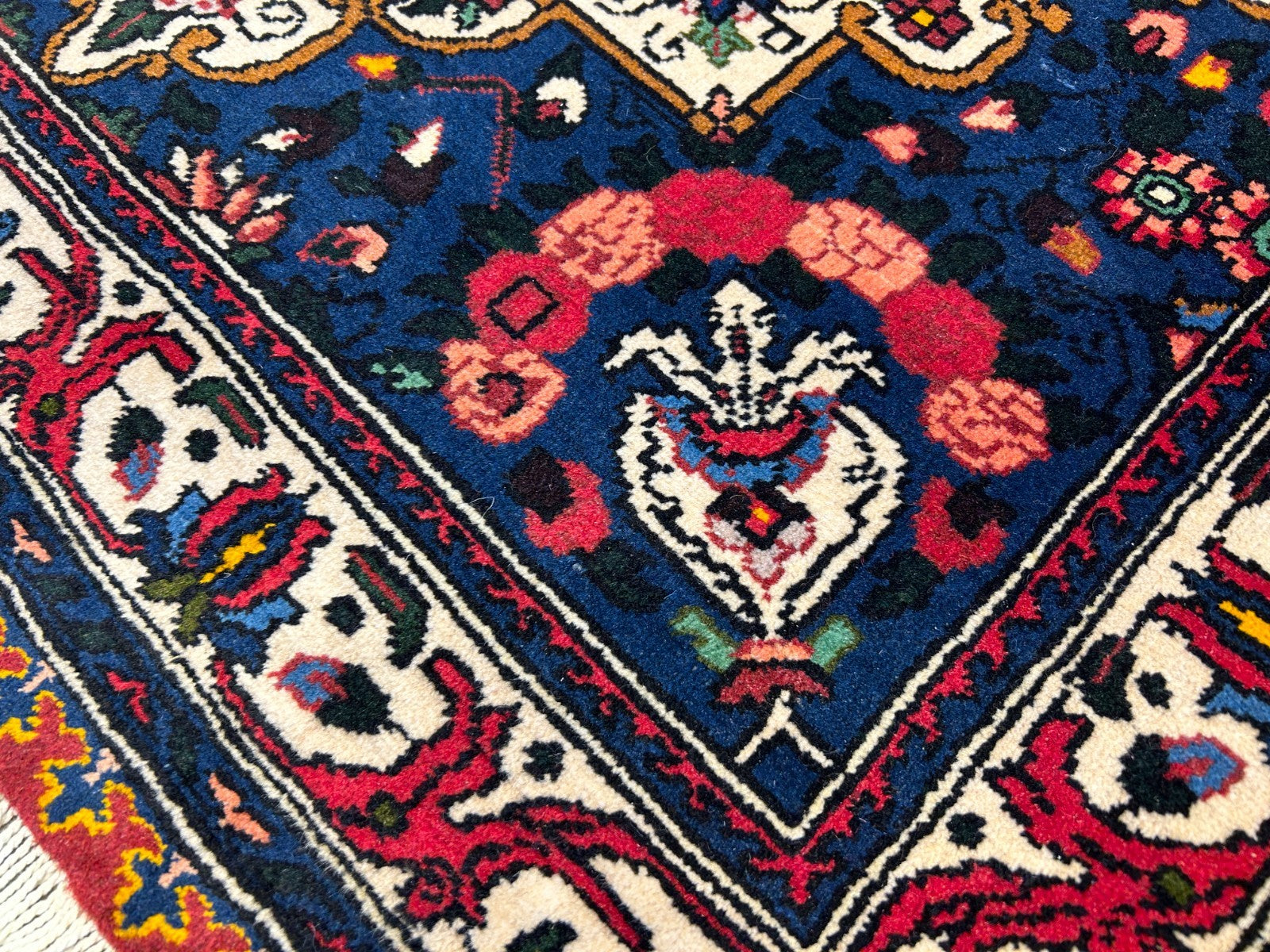 3'5"x5'2'' Hand-Knotted 100% Wool Persiane Bakhtiarie Area Rug