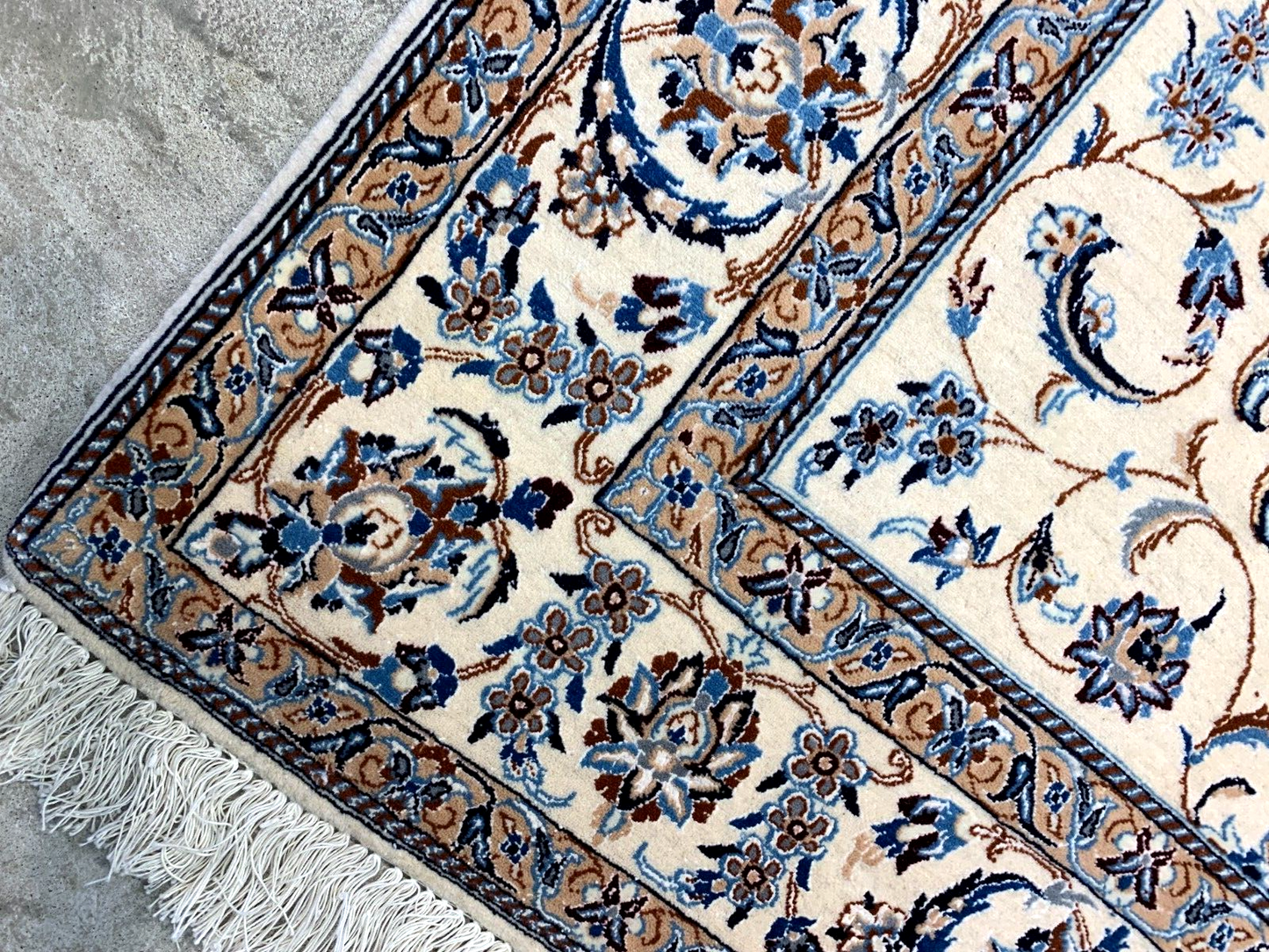 4'4"x6'11" Very Fine Hand-Knotted Wool & Silk Blend Naine Carpet - Area Rug