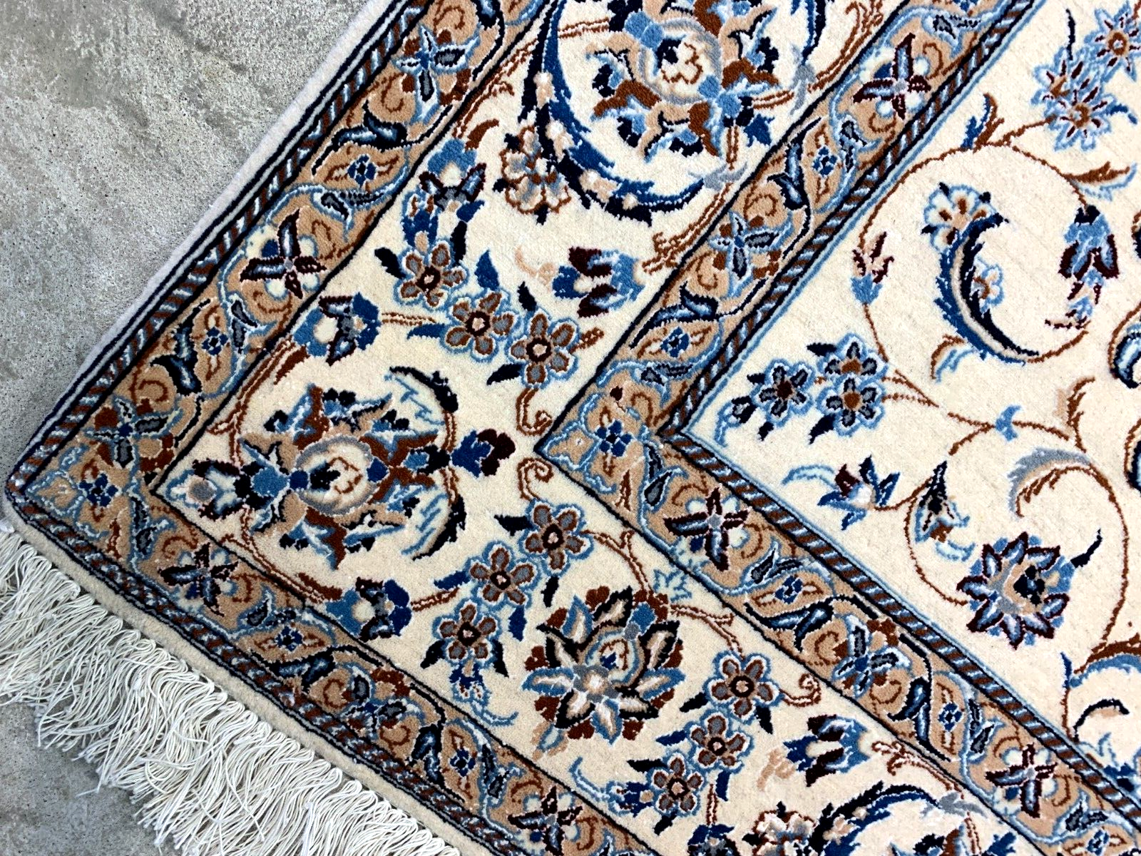 4'4"x6'11" Very Fine Hand-Knotted Wool & Silk Blend Naine Carpet - Area Rug