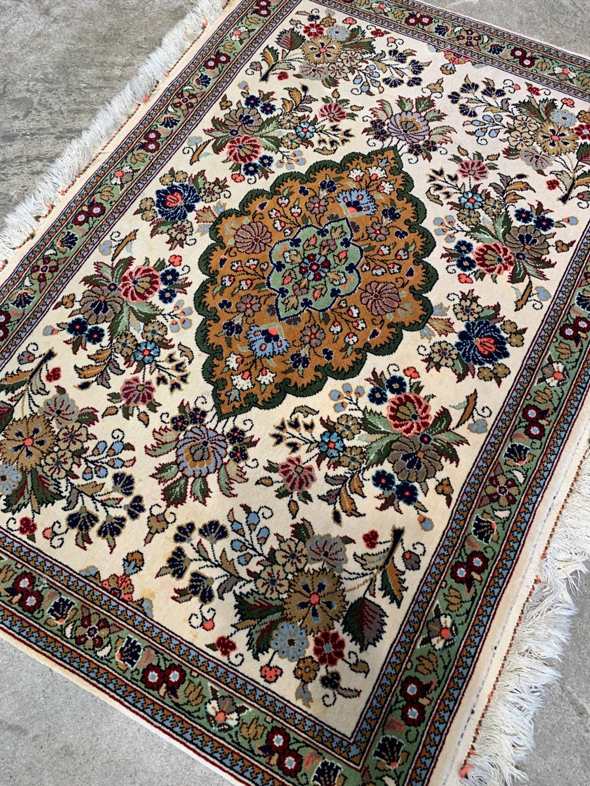 2'2"x3' Very Fine Hand-Knotted 100% Wool Qume Rug