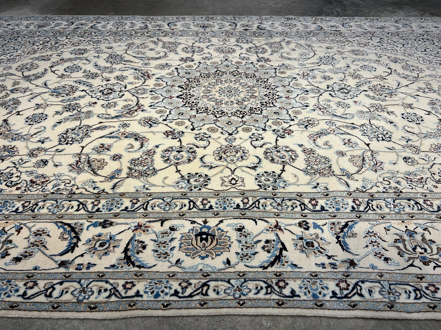 5'7"x9' Extra Fine Hand-Knotted Wool & Silk Naine Rug