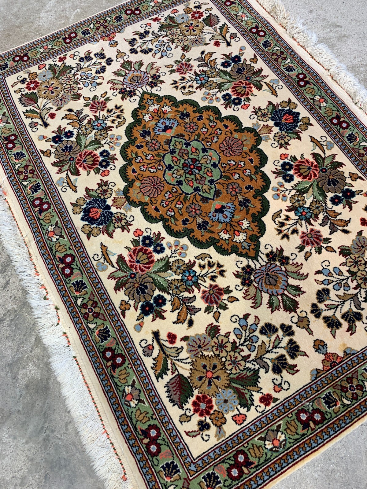 2'2"x3' Very Fine Hand-Knotted 100% Wool Qume Rug