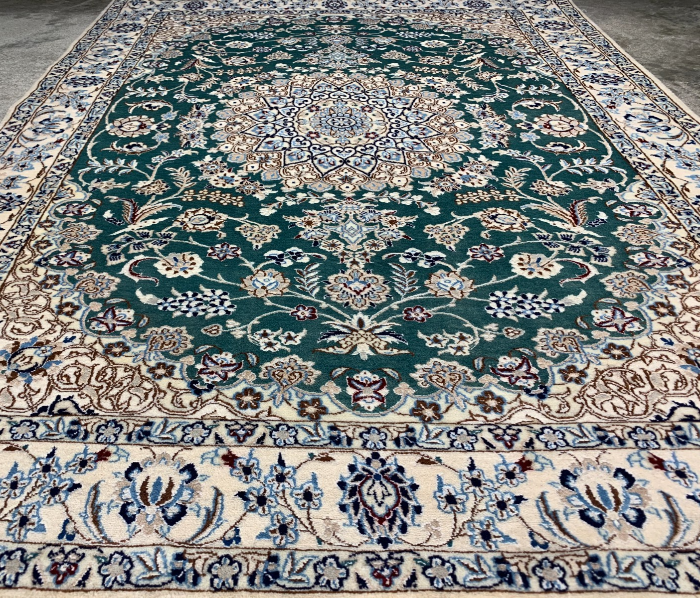 3'8"x4'10'' Hand-Knotted Very Fine Silk & Wool Naine Area Rug