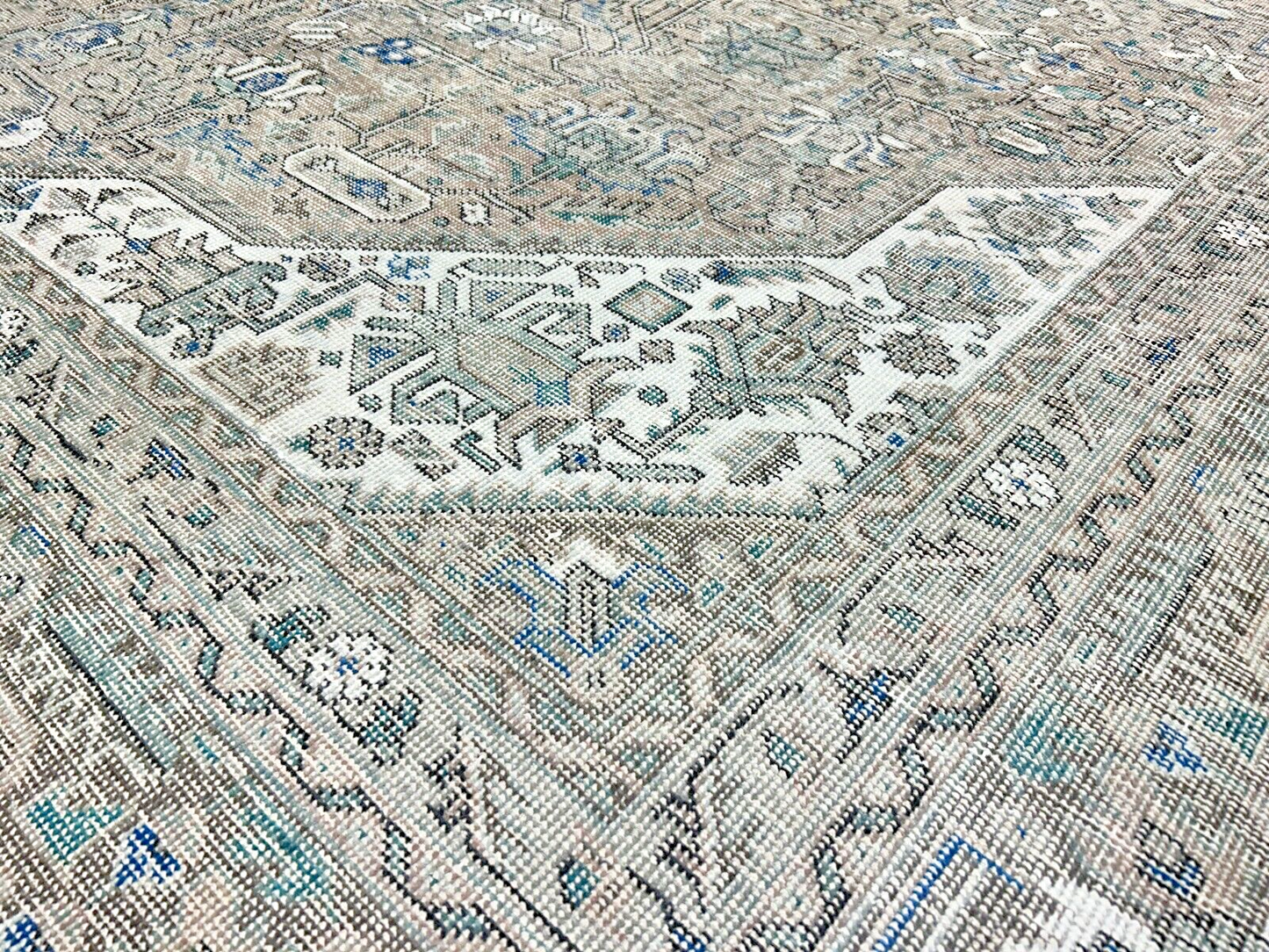 9'8"x12'5" Hand-Knotted 100% Wool Pile Herize Rug