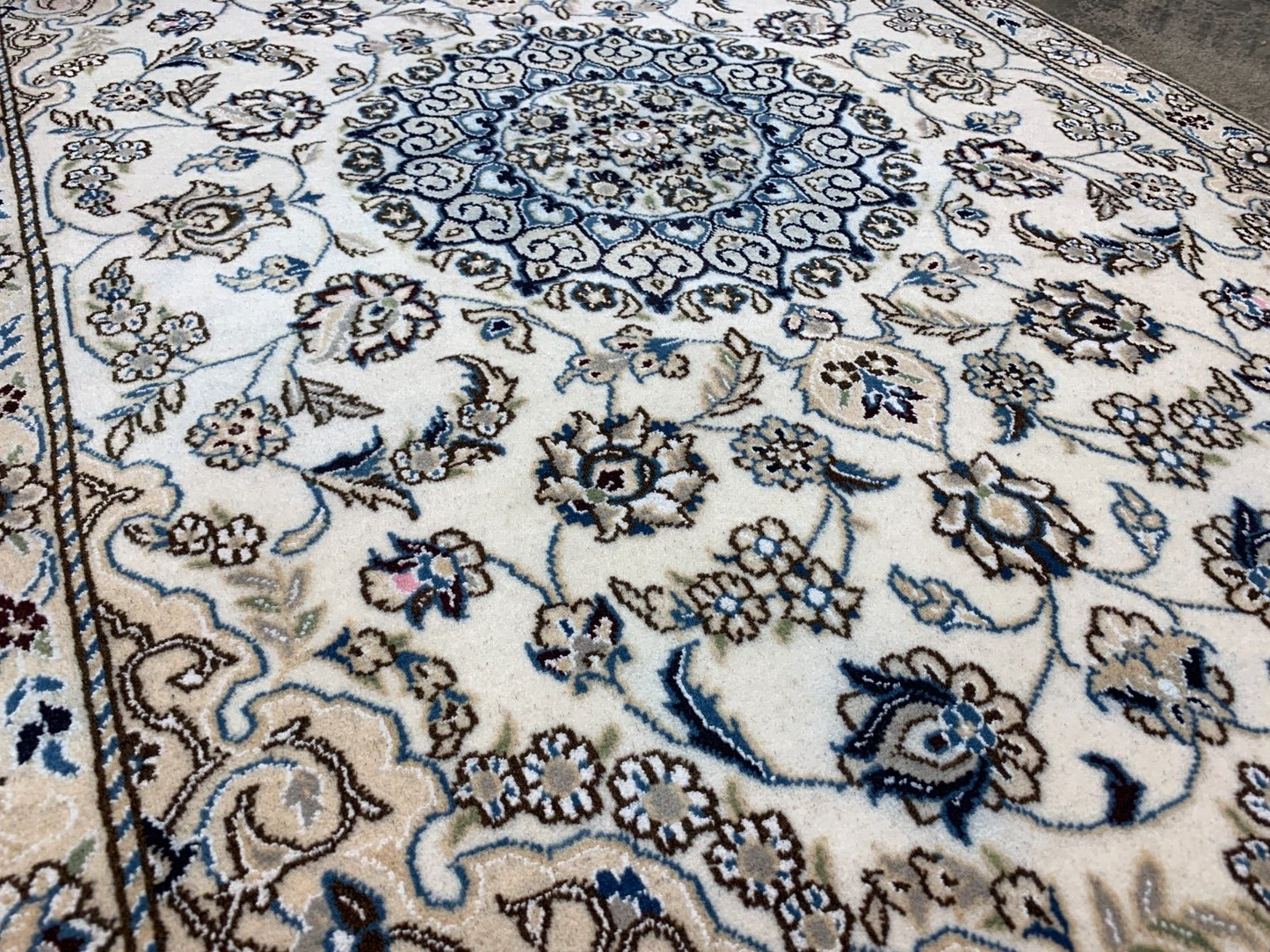 2'11"x4'7" Fine Hand-Knotted Wool & Silk Blend Naine Carpet - Area Rug