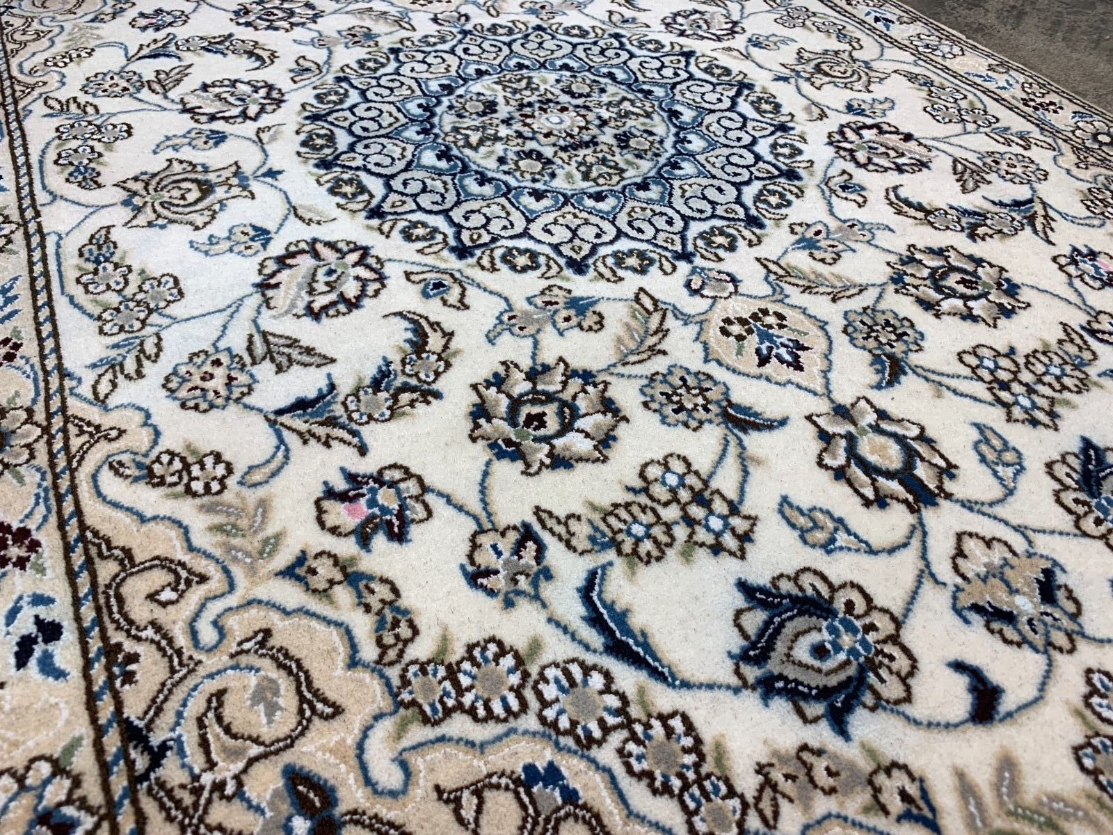 2'11"x4'7" Fine Hand-Knotted Wool & Silk Blend Naine Carpet - Area Rug